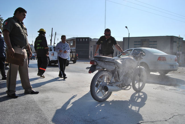 Incendio. La motocicleta terminó envuelta en llamas tras estrellarse con la parte trasera de la camioneta.