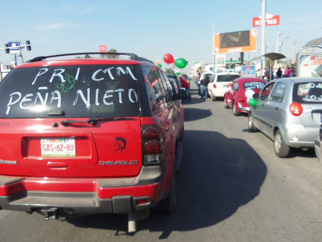 Celebran. Priistas pintaron y adornaron sus coches para desfilar en Gómez Palacio y apoyar al nuevo presidente mexicano.