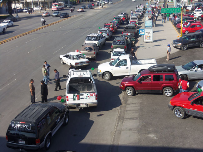 En caravana. Decenas de coches formaron parte de este festejo en Lerdo y Gómez Palacio.