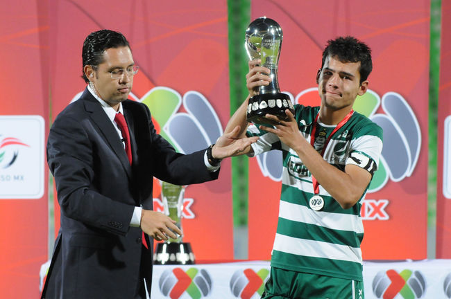 Los Guerreritos del Santos Laguna se quedaron en la orilla y con el sueño trunco de ser campeones en el Torneo de Apertura 2012 Sub-17, luego de caer anoche 3-1 (6-3 global) en el juego de vuelta de la gran final. (Enrique Terrazas)