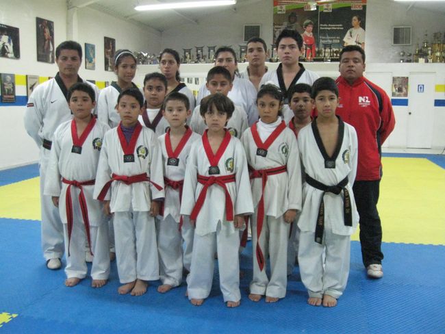 Un total de 14 alumnos de Moo Duk Kwan preparan su examen de cintas negras, el cual presentarán el jueves 6 de diciembre.