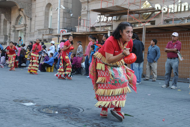 Tradición. Cientos de grupos de danzas de todos los orígenes y estilos realizan su habitual peregrinación por calles del centro, cada vez que se acerca el 12 de diciembre.