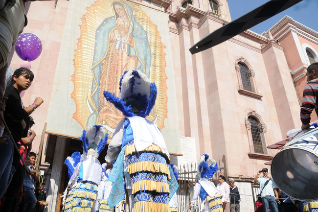 La bendición. Cada uno de los grupos que peregrinan a la Parroquia de Guadalupe admiran a la Virgen a su llegada.