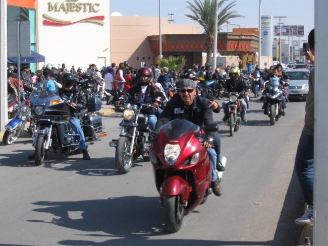 Cientos de motoristas pertenecientes a diferentes motoclubes de la Comarca Lagunera dieron vida ayer a los festejos del ‘Día del Motociclista’, tomando parte en un desfile y una gran convivencia.