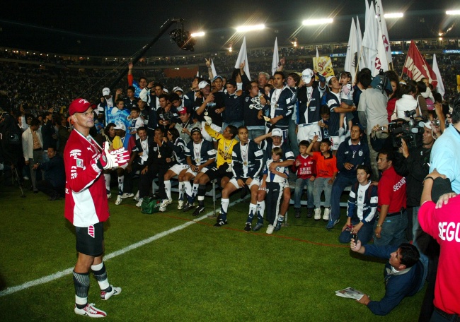 Integrantes de las porras oficiales del Club Pachuca llegaron a las inmediaciones del Estadio Hidalgo para rendir un homenaje y tributo al ex guardameta Miguel Calero. (jammedia)