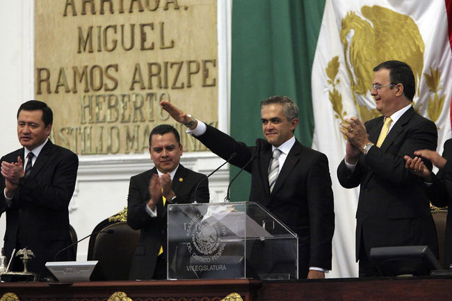 DF. Miguel Ángel Mancera rinde protesta como jefe de Gobierno del Distrito Federal, para el período 2012-2018 durante ceremonia realizada en la Asamblea Legislativa del Distrito Federal. En la imagen lo acompaña Marcelo Ebrard y el secretario de Gobernación, Miguel Ángel Osorio Chong. 