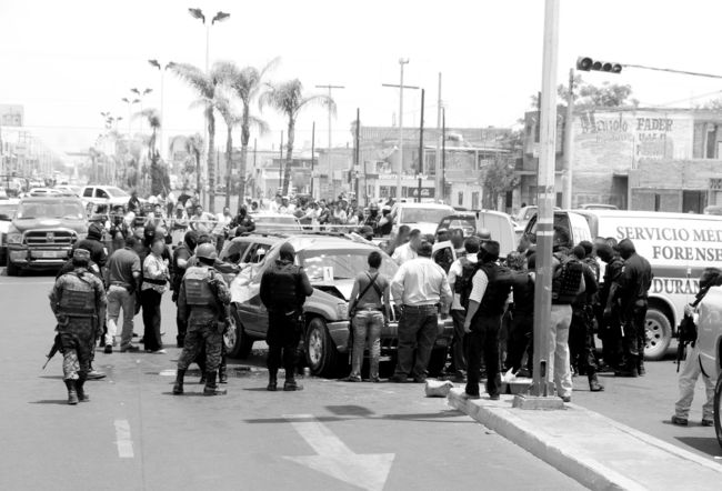 Policías. En pleno bulevar Dolores del Río de la capital, asesinaron a dos elementos de la DEI.