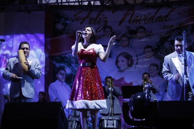 María Fernanda junto a la Sonora Santanera de Carlos Colorado. (Notimex)