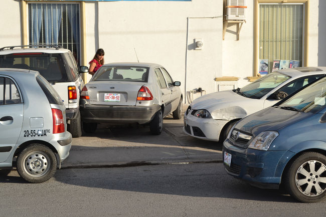 Estacionados. Tres vehículos estacionados fueron dañados luego del choque en avenida Juárez y calle Enrique C. Treviño.