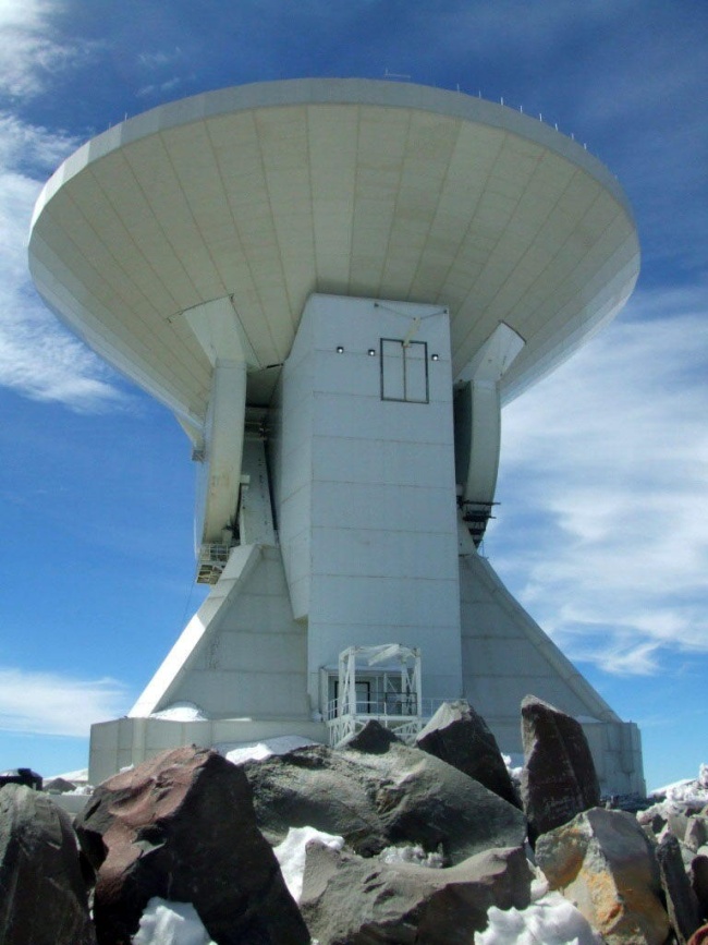 El telescopio es el instrumento más grande del mundo en buscar ondas de radio en la longitud de onda de 1 a 4 milímetros, para lo cual cuenta con una antena de 50 metros de diámetro y un área de recolección de 2 mil metros cuadrados. ARCHIVO
