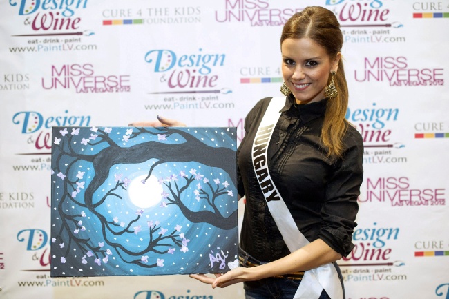 Candidatas a Miss Universo participan en subasta benéfica