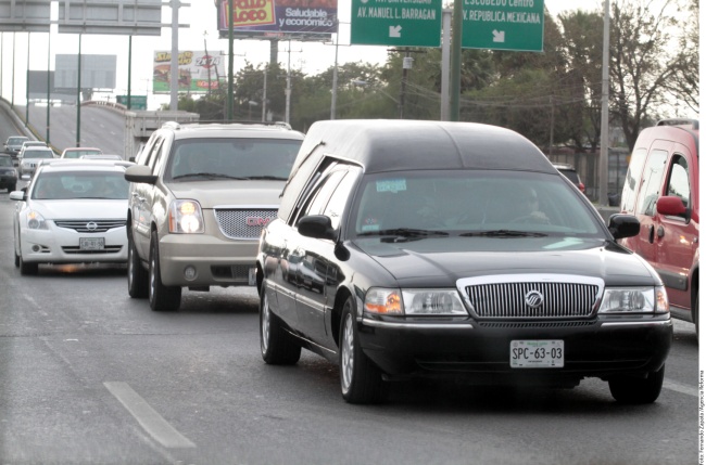 Trasladan. En la carroza negra se trasladaron los restos de la cantante Jenni Rivera, quien falleció el domingo en accidente aéreo.
