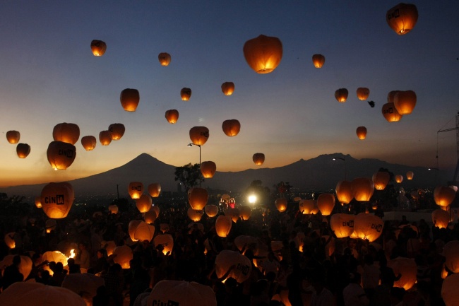 Récord Guinness en México por lanzamiento de globos por la paz