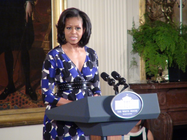 Eligen a modelo transgénero como doble de Michelle Obama