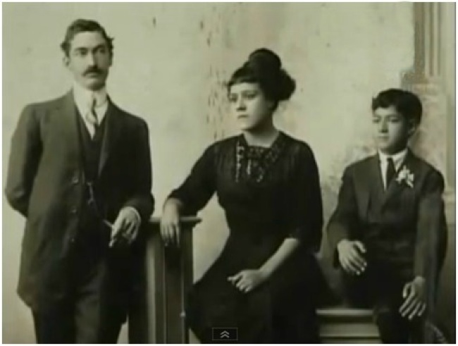 Andrés Novo Blanco, Amelia López Espino de Novo y su hijo Salvador, captados en una fotografía de estudio en Torreón, en 1914.