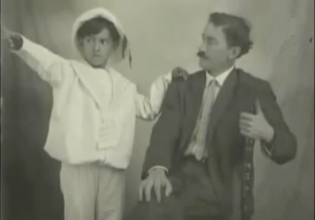 El niño Salvador Novo López y Andrés Novo, su progenitor, en una gráfica durante los días de su residencia en Torreón. 