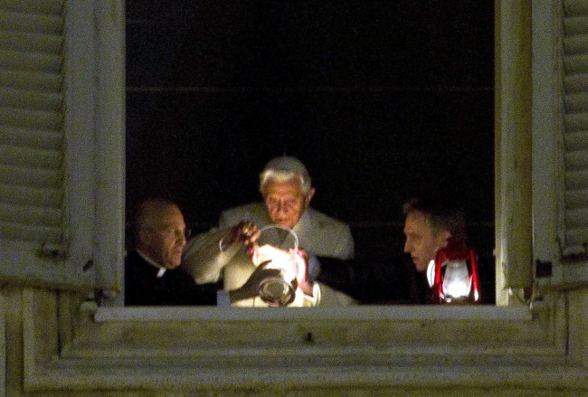 Benedicto XVI encendió hoy el Cirio de la Paz colocado en la ventana de su apartamento, que da a la plaza de San Pedro. (EFE)