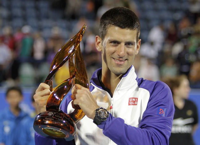 Novak Djokovic retuvo su título del torneo de exhibición en Abu Dhabi ayer al derrotar a Nicolás Almagro 6-7 (4), 6-3, 6-4 en la final del torneo. (AP)