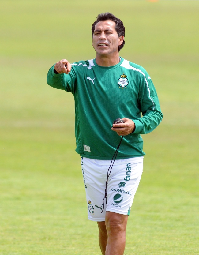 Chivas daría por terminada su relación con el DT holandés John Van’t Schip y apostaría por Benjamín Galindo, quien ya dirigió al cuadro rojiblanco.