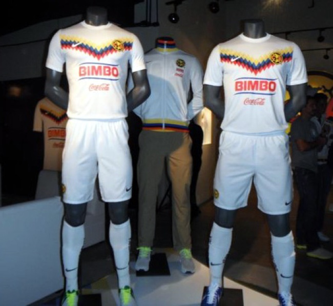 La nueva indumentaria cuenta con varias peculiaridades, entre las que destaca su diseño, con el color blanco como predominante.