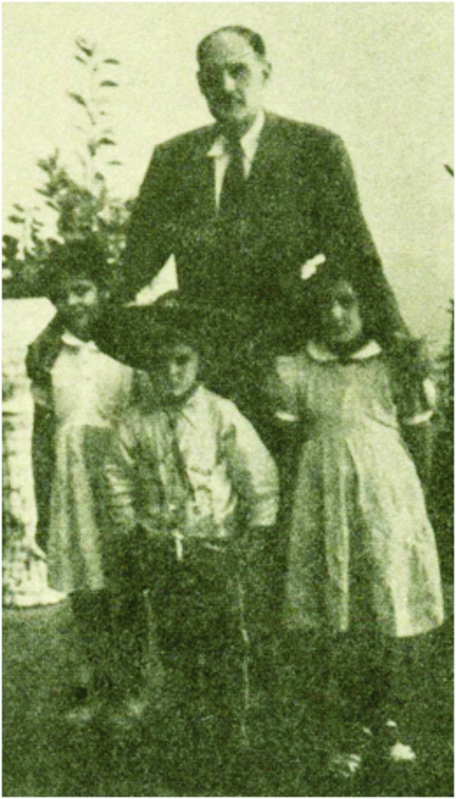 Salvador Novo en Ciudad Lerdo, en 1949, acompañado de los niños Villanueva Franco: Teresita, Carolina y Marcelo.
