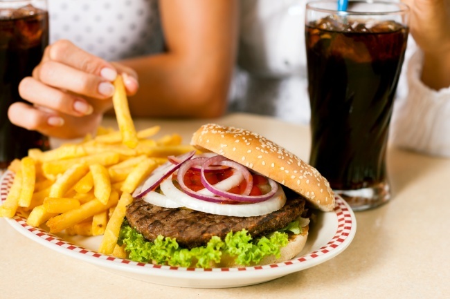Quienes comen de manera compulsiva aún sin apetito, buscan conseguir un efecto tranquilizante. INGIMAGE