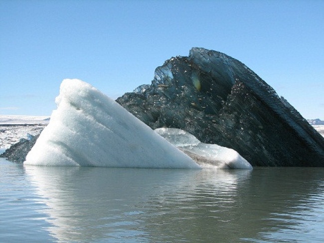 En la fotografía se muestra un iceberg de color negro en contraposición con otro bloque de hielo de color blanco y pese al escepticismo que ha surgido sobre si es real o no, la Enciclopedia Canadiense explica que sí es posible que existan icebergs de distintos colores, entre ellos verde, marrón, negro o una mezcla de estos colores.