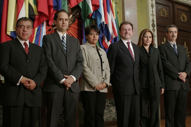 Al frente. Mario Alberto di Costanzo (primero a la izquierda) fue nombrado por Luis Videgaray como presidente de la Condusef.