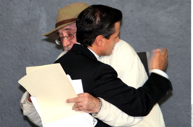 Nueva Ley. Javier Sicilia y Enrique Peña Nieto dándose un fraternal abrazo. Sicilia señaló que la Ley de Víctimas no es suficiente.