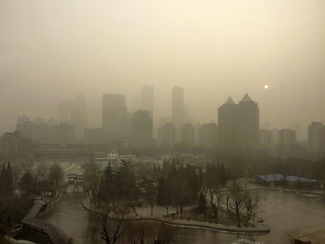 Los ciudadanos de más de la mitad del país han sido llamados a no salir de sus casas para evitar los efectos de la polución, que en el caso de Pekín fue calificada de 'severamente dañina o peligrosa'.

