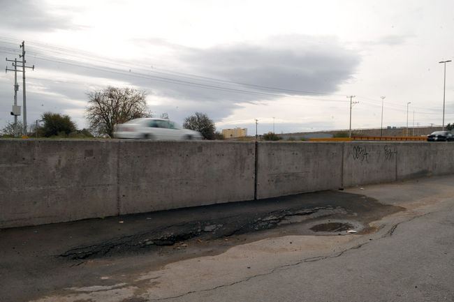 Hundimientos. Con las lluvias se han registrado hundimientos cercanos a la barda perimetral de la autopista Torreón - San Pedro.