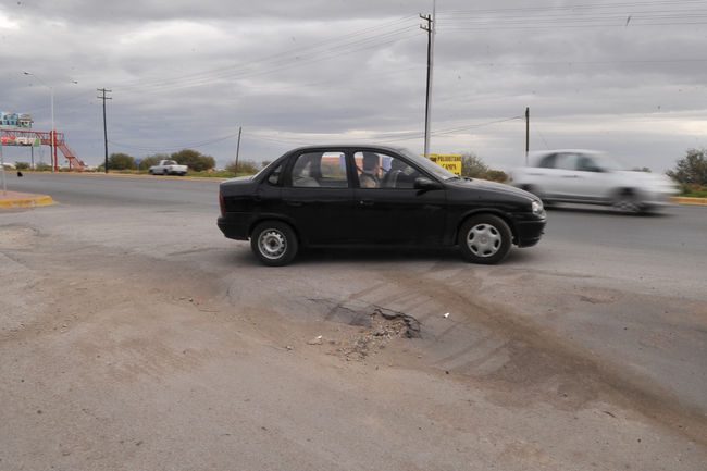 En peligro. Los accesos de entrada y salida de la colonia resultan un verdadero peligro para los colonos, ya que hay múltiples baches, además de que hay que incorporarse a la autopista Torreón-San Pedro que es de alta velocidad.