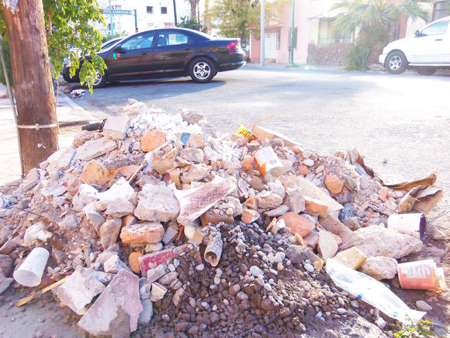 Desechos. Sobre la calle Ildefonso Fuentes y casi Presidente Carranza se colocan constantemente escombros sobre calle y banquetas.