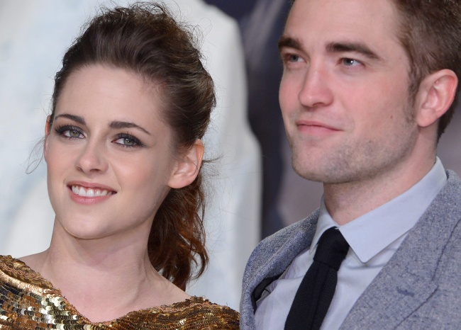 El actor Robert Pattinson pidió a su pareja Kristen Stewart le permitiera asistir solo a la ceremonia de la entrega de los Globos de Oro.