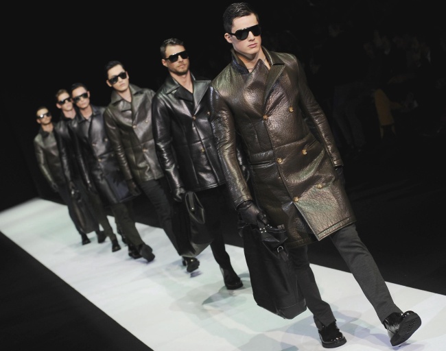 Modelos desfilan con un diseño de Emporio Armani.
