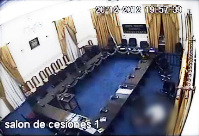 Violan a mujer frente a cámara de video, en parlamento de Bolivia