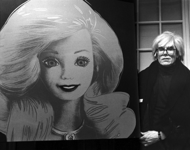 Andy Warhol junto a su obra Barbie (1985).