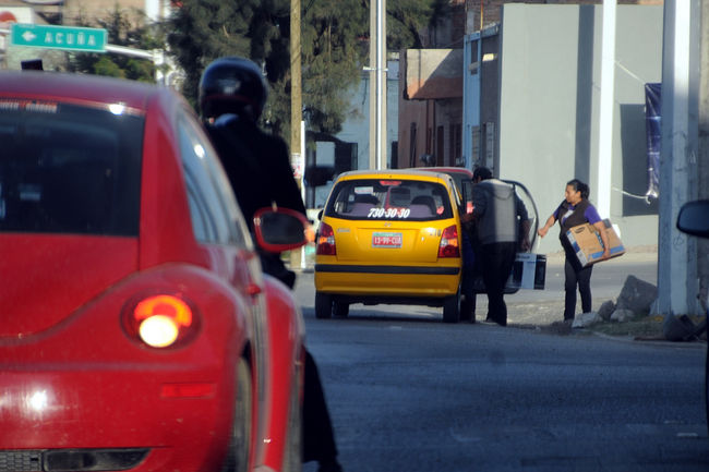 Cada vez en mayor cantidad, taxis ‘ruletean’ por el bulevar Independencia. No obstante, suben y bajan pasaje en cualquier lugar y hasta se atraviesan para subir a los pasajeros.


