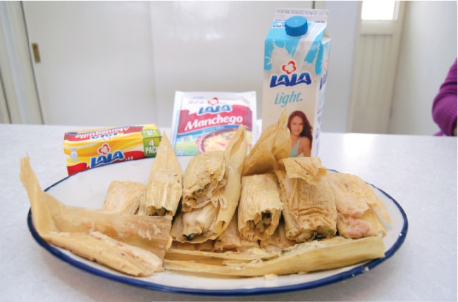 Tamales de rajas y frijoles con queso