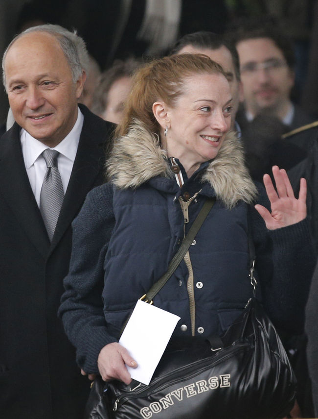 Regreso. Florence Cassez sale de un hotel en París, donde fue recibida con gran revuelo.