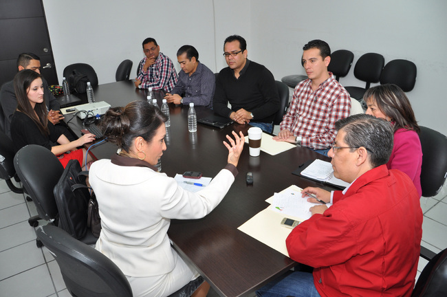 Informe. La directora se reunió con regidores.