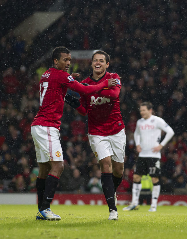 Javier 'Chicharito' Hernández anotó dos goles en la victoria 4-1 de Manchester United sobre Fulham. (EFE)