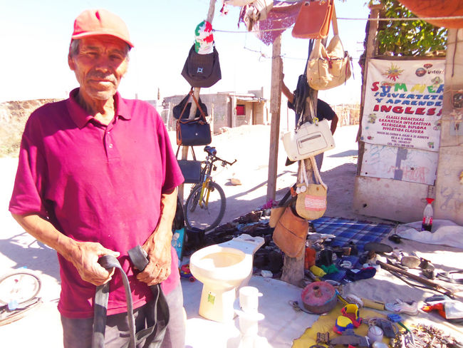 Necesidad. Don Enrique obtiene unos quince pesos diarios en la venta de sus productos, sólo le alcanza para frijoles y algunas tortillas.