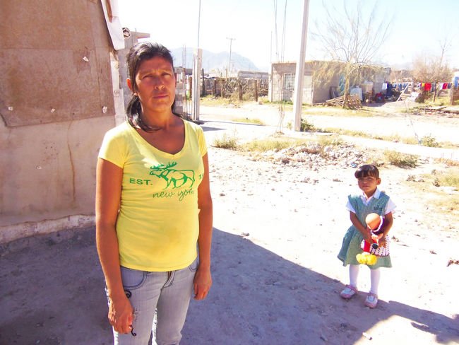 Pide ayuda. María del Carmen tiene cuatro hijos pequeños a quienes no puede alimentar, por lo menos tres veces al día.