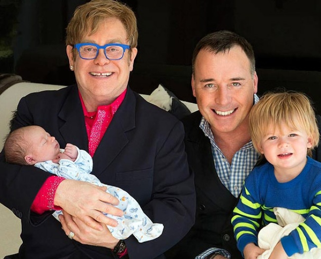 El cantante Elton John presentó a su segundo hijo llamado Elijah Joseph Daniel. (Imagen de thesun.co.uk)