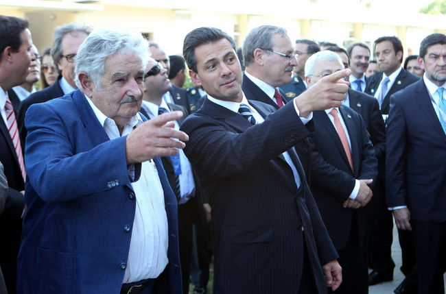 Avances. El presidente de México, Enrique Peña Nieto, junto a su par uruguayo, José Mujica, visitan el Laboratorio Tecnológico del Uruguay para conocer detalles del Plan Ceibal.