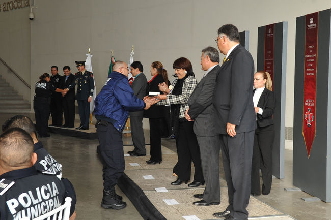 Reconocimiento. Ayer fueron condecorados 76 elementos de la Policía Municipal de Torreón.