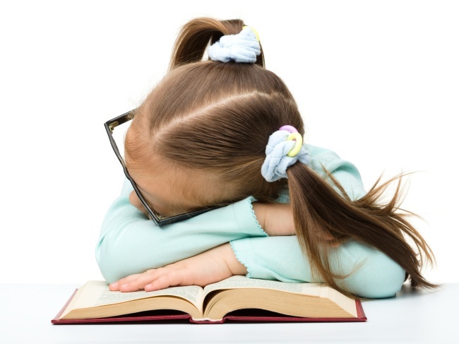 Establecer el nuevo horario gradualmente, cuidar los hábitos alimenticios, exponerse al sol y evitar tomar siestas prolongadas son algunos consejos que le ayudarán a reacostumbrar a su hijo nuevamente al horario escolar. INGIMAGE