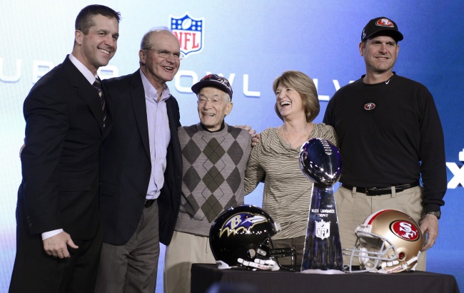 La orgullosa familia Harbaugh. (EFE)