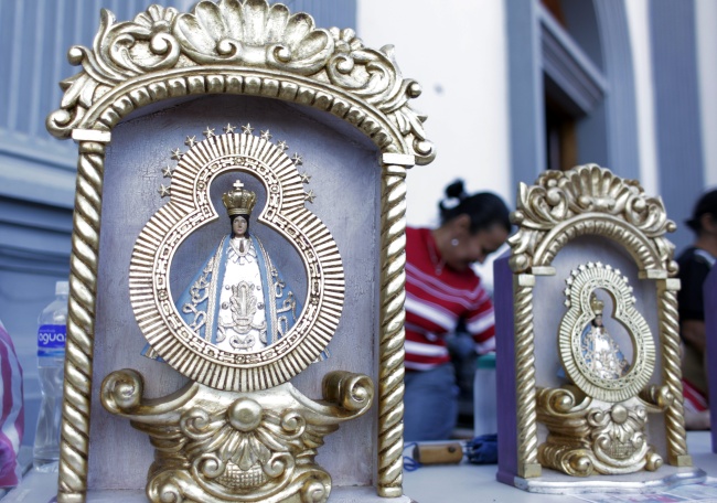 El prelado, quien también es arzobispo de Tegucigalpa, abogó en su homilía porque este año 'reine la comprensión, el amor y el respeto' entre los hondureños, pues 'Honduras se ha visto dividida por confrontaciones', sobre todo por razones políticas.
